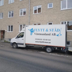 Flyttbil utanför bostad