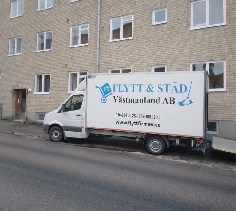 Flyttbil utanför bostad