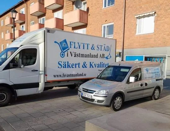 Flyttbilar parkerade och redo för flyttservice i särklass