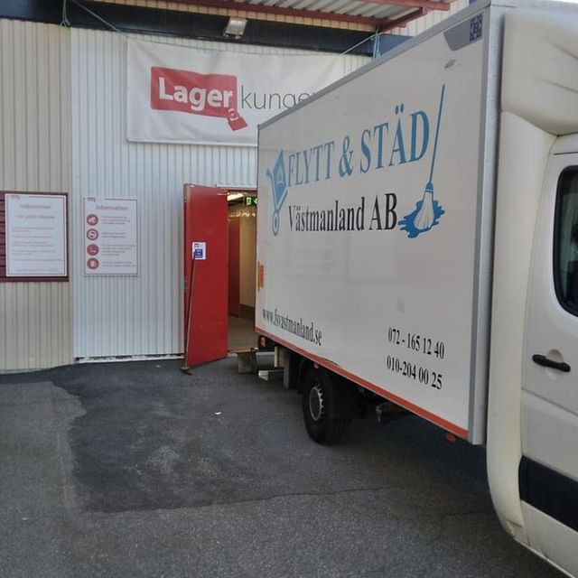 Flyttbil uppbackad mot lager