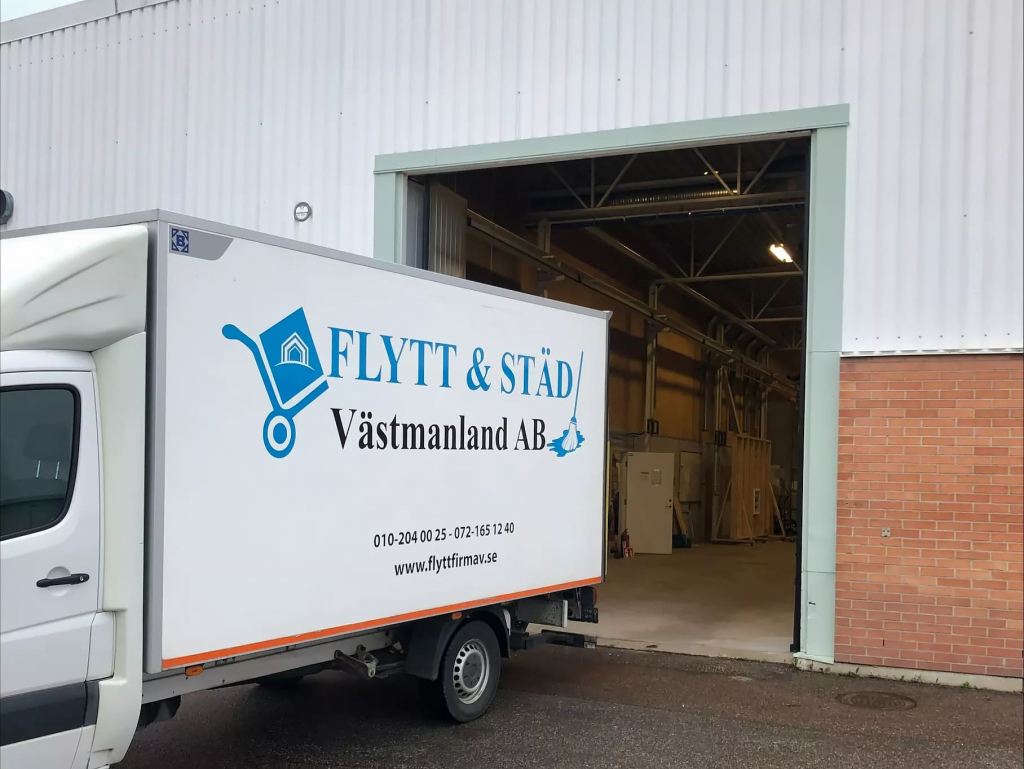 Flyttbil vid lagerlokal