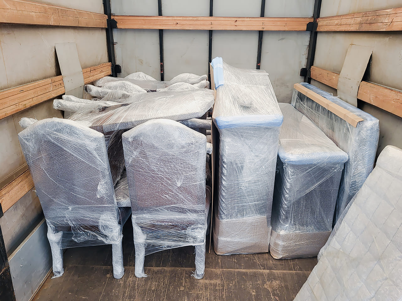 Möbler inpacketerat i bubbelplast